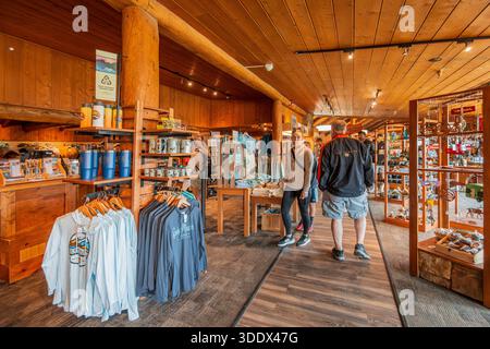 Colorado, 4. Juli 2025 - Innenansicht des Trail Ridge Store im Rocky Mountain National Park Stockfoto