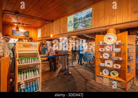 Colorado, 4. Juli 2025 - Innenansicht des Trail Ridge Store im Rocky Mountain National Park Stockfoto