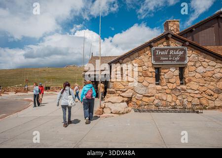 Colorado, 4. Juli 2025 - sonnige Außenansicht des Trail Ridge Store Stockfoto