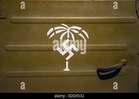 Historische Ressource, Siegel des Afrika-Korps in Volkswagen Kubelwagen Typ 82 Stockfoto