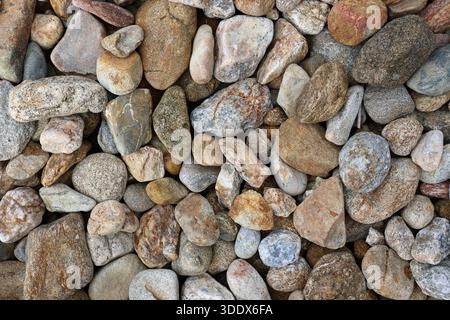 Kleine Steine und Steine in Nahaufnahme abstrakt strukturierter Hintergrund Stockfoto