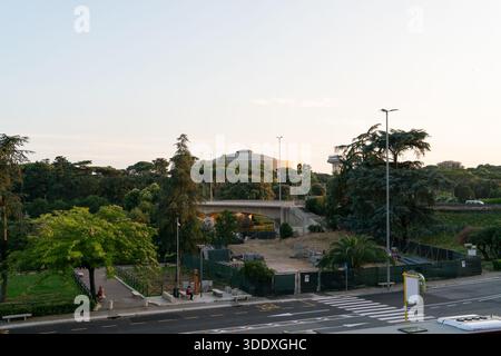 Blick auf das römische EUR-Viertel mit der Kuppel des Palazzo dello Sport und dem Stadtpark im Sommer, Italien Stockfoto