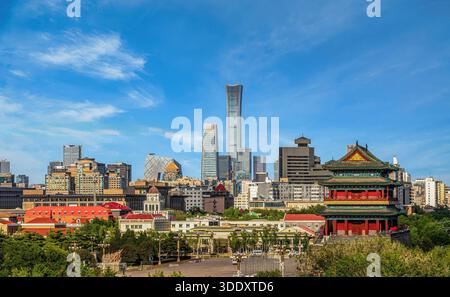 Die Skyline von Peking mit dem historischen Zhengyangmen-Tor im Vordergrund und dem CITIC-Turm inmitten moderner Gebäude in der Innenstadt von Peking. Stockfoto