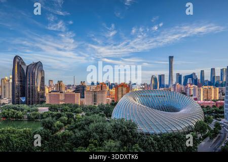 Blick auf das Beijing Phoenix Center und die Skyline des Geschäftsviertels mit moderner Architektur, urbanem Grün und farbenfrohem Himmel. Stockfoto