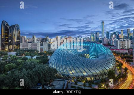 Nächtlicher Blick auf das Beijing Phoenix Center mit beleuchteter CBD Skyline, mit moderner Architektur und pulsierender Stadtenergie. Stockfoto