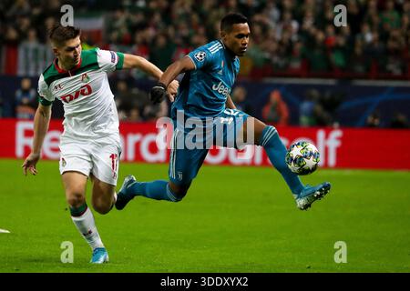 Alex Sandro von Juventus tritt beim UEFA Champions League-Spiel gegen Rifat Zhemaletdinov aus Lokomotiv um den Ball an Stockfoto