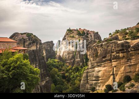 Die byzantinischen Klöster von Meteora thronten auf hoch aufragenden Sandsteinsäulen unter einem dramatischen Himmel in Thessalien, Griechenland. Stockfoto
