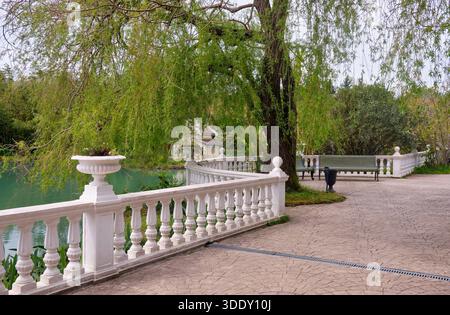 Grüne Weide und weiße Steingeländer an der Promenade entlang des Big Pong im Southern Cultures Park. Sirius. Region Krasnodar. Russland Stockfoto