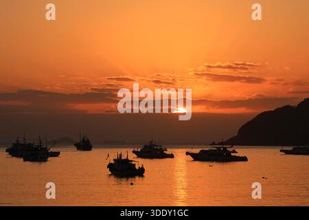 (260104) -- PEKING, 4. Januar 2026 (Xinhua) -- dieses Foto zeigt die Landschaft des Sonnenaufgangs am malerischen Ort Wushitang in Zhoushan, ostchinesische Provinz Zhejiang, 1. Januar 2025. (Foto: Xing Shoumiao/Xinhua) Stockfoto