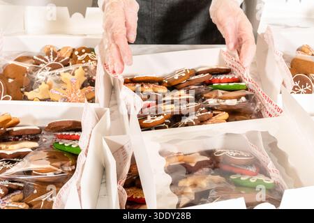 Zusammenstellen verschiedener Lebkuchenkekse für Weihnachtsgeschenke Stockfoto