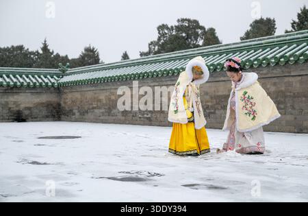 (260104) -- PEKING, 4. Januar 2026 (Xinhua) -- Kinder haben Spaß im Tiantan (Tempel des Himmels) Park bei Schneefall in Peking, Hauptstadt von China, 12. Dezember 2025. (Xinhua/Hu Jingwen) Stockfoto