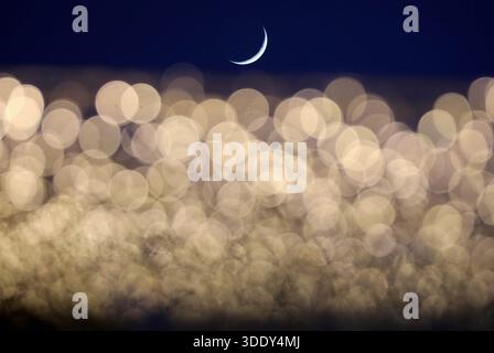 (260104) – PEKING, 4. Januar 2026 (Xinhua) – am zweiten Tag des Ramadan in Beirut, Libanon, erscheint am 2. März 2025 Ein Halbmond am Himmel. (Xinhua/Bilal Jawich) Stockfoto