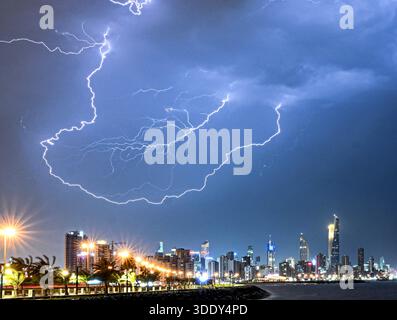 (260104) -- PEKING, 4. Januar 2026 (Xinhua) -- Blitzschläge schlagen über die Skyline von Kuwait City in Kuwait, 22. März 2025. (Foto: Asad/Xinhua) Stockfoto