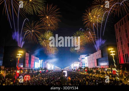 (260104) -- PEKING, 4. Januar 2026 (Xinhua) -- Feuerwerk explodiert am Himmel zur Feier des Neujahrs in Doha, Katar, 1. Januar 2025. (Foto: Nikku/Xinhua) Stockfoto