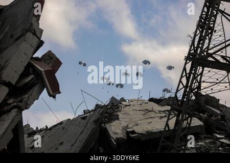 (260104) -- PEKING, 4. Januar 2026 (Xinhua) -- humanitäre Hilfe wird am 8. August 2025 über Gaza-Stadt abgefeuert. (Foto: Rizek Abdeljawad/Xinhua) Stockfoto