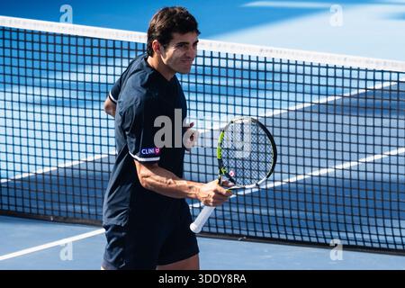 HONGKONG, China - 04. JANUAR: Cristian Garin aus Chile feiert beim Bank of China Hong Kong Tennis Open 2026 (ATP 250) im Qualifikationsspiel der Männer gegen Michael Mmoh aus den Vereinigten Staaten am Victoria Park Tennis Centre Court am 4. Januar 2026 in Hongkong, China (Foto: Jack ng/Alamy Live News) Stockfoto