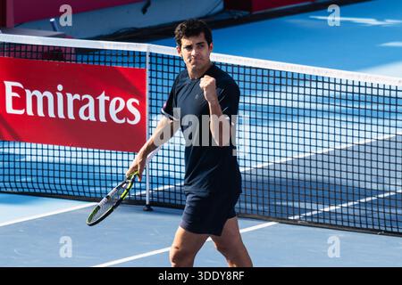 HONGKONG, China - 04. JANUAR: Cristian Garin aus Chile feiert beim Bank of China Hong Kong Tennis Open 2026 (ATP 250) im Qualifikationsspiel der Männer gegen Michael Mmoh aus den Vereinigten Staaten am Victoria Park Tennis Centre Court am 4. Januar 2026 in Hongkong, China (Foto: Jack ng/Alamy Live News) Stockfoto