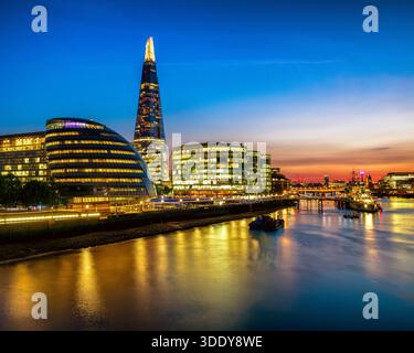 London, Großbritannien - 14. Mai 2018: Panoramablick auf die Skyline von London mit der Shard, dem Rathaus und der Themse bei Sonnenuntergang und blauer Stunde Stockfoto