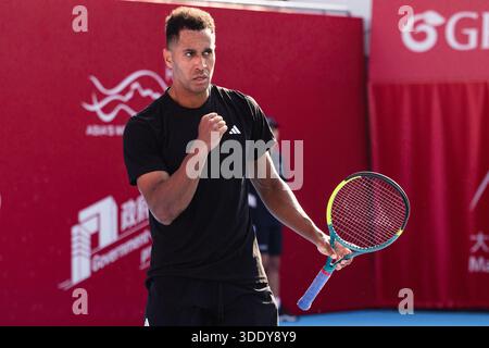 HONGKONG, China - 04. JANUAR: Michael Mmoh aus den Vereinigten Staaten feiert während der Bank of China Hong Kong Tennis Open 2026 (ATP 250) im Qualifikationsspiel der Männer gegen Cristian Garin aus Chile am Victoria Park Tennis Centre Court am 4. Januar 2026 in Hongkong, China (Foto: Jack ng/Alamy Live News) Stockfoto