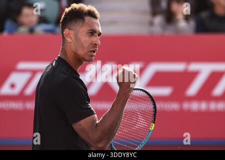 HONGKONG, China - 04. JANUAR: Michael Mmoh aus den Vereinigten Staaten feiert während der Bank of China Hong Kong Tennis Open 2026 (ATP 250) im Qualifikationsspiel der Männer gegen Cristian Garin aus Chile am Victoria Park Tennis Centre Court am 4. Januar 2026 in Hongkong, China (Foto: Jack ng/Alamy Live News) Stockfoto
