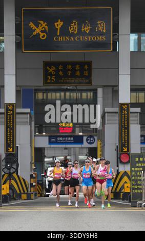 (260104) -- PEKING, 4. Januar 2025 (Xinhua) -- Athleten treten während des Frauenmarathons an den 15. Nationalspielen Chinas in Shenzhen, südchinesischer Provinz Guangdong, am 15. November 2025 an. (Xinhua/Tenzin Nyida) Stockfoto