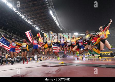 (260104) -- PEKING, 4. Januar 2025 (Xinhua) -- Medaillengewinner feiern nach dem Staffelfinale der Frauen mit 4x100 m bei der Leichtathletik-Weltmeisterschaft 2025 in Tokio, Japan, 21. September 2025. (Xinhua/Ju Huanzong) Stockfoto
