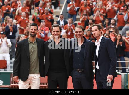 (260104) -- PEKING, 4. Januar 2025 (Xinhua) -- Andy Murray, Rafael Nadal, Roger Federer und Novak Djokovic (von R bis L) posieren für ein Foto während einer Zeremonie für den ehemaligen spanischen Tennisspieler Rafael Nadal, die seine Karriere während des French Open Tennis Turniers am Court Philippe Chatrier im Roland Garros in Paris, Frankreich, 25. Mai 2025 würdigt. (Xinhua/Li Jing) Stockfoto