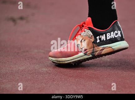 (260104) -- PEKING, 4. Januar 2025 (Xinhua) -- der Schuh der venezolanischen Yulimar Rojas wird während des Dreifachfinales der Frauen bei der Leichtathletik-Weltmeisterschaft 2025 in Tokio, Japan, am 18. September 2025 gesehen. (Xinhua/Song Yanhua) Stockfoto