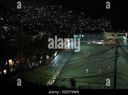 (260104) -- PEKING, 4. Januar 2025 (Xinhua) -- Kinder spielen Fußball in der Rocinha Favela in Rio de Janeiro, Brasilien, 16. Juli 2025. (Xinhua/Yao Dawei) Stockfoto