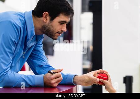 HONGKONG, China - 04. JANUAR: Nuno Borges of Portugal während der Autogrammstunde der Bank of China Hong Kong Tennis Open 2026 (ATP 250) auf dem Victoria Park Tennis Centre Court am 4. Januar 2026 in Hongkong, China (Foto: Jack ng/Alamy Live News) Stockfoto