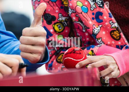 HONGKONG, China - 04. JANUAR: Nuno Borges of Portugal während der Autogrammstunde der Bank of China Hong Kong Tennis Open 2026 (ATP 250) auf dem Victoria Park Tennis Centre Court am 4. Januar 2026 in Hongkong, China (Foto: Jack ng/Alamy Live News) Stockfoto
