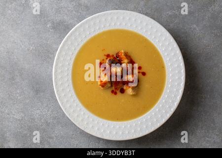 Traditionelle köstliche türkische Speisen; Rote Linsensuppe (türkischer Name; Mercimek corbasi) Stockfoto