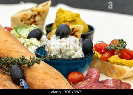 Snackplatte mit Brot, Dips und Tomaten Vorspeise Stockfoto