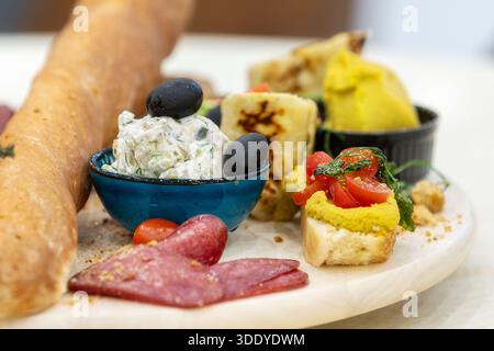 Snackplatte mit Brot, Dips und Tomaten Vorspeise Stockfoto