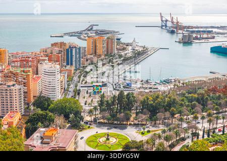 Panoramablick auf die Stadt und den Hafen von Malaga, Spanien. Der Blick auf den belebten Hafen, den Leuchtturm und die Mittelmeerküste hat einen erhöhten Blick Stockfoto