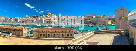 Hafen von Marseille und Kirche Notre Dame de la Garde auf dem Hügel Panoramablick, Provence Region in Südfrankreich Stockfoto