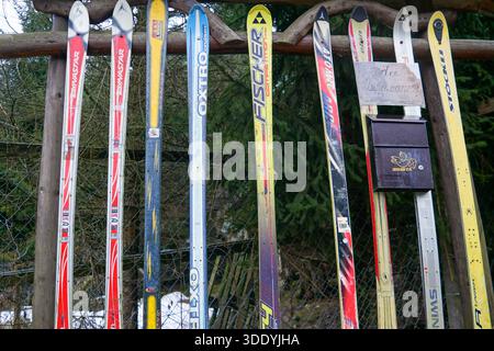 Farbenfroher Zaun aus recycelten Skiern im alpinen Skigebiet in der Ukraine und Briefkasten darauf Stockfoto