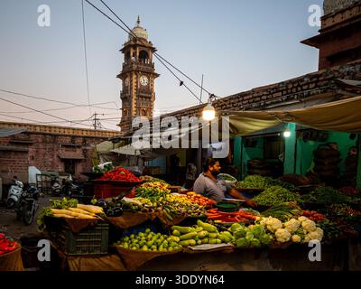 Jodhpur, Indien - 21. Dezember 2025: Gemüsestand auf einem der Jodhpur Market (Ghanta Ghar). Aufgenommen in der Abenddämmerung mit nur einem Anbieter Stockfoto