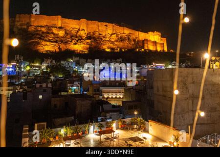 Mehrangarh Fort in Jodhpur, Indien bei Nacht von einer Dachterrasse ohne Leute Stockfoto