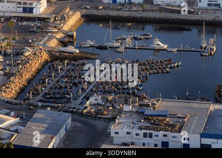 Aus der Vogelperspektive sehen Sie einen geschäftigen Hafen voller kleiner Boote, die an schwimmenden Docks liegen und von Industrielagern und Gebäuden entlang der WA eingerahmt sind Stockfoto