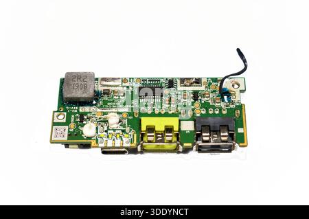 Kairo, Ägypten, Dezember 30 2025: Ein Power Bank-Lademodul, eine kompakte elektronische Leiterplatte, die einzelne oder mehrere Lithium-Ionen-Batterien einschaltet Stockfoto