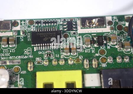 Kairo, Ägypten, Dezember 30 2025: Nahaufnahme des Power Bank Charger Module, einer kompakten elektronischen Leiterplatte, die einen oder mehrere Lithium-Ionen-Schläger dreht Stockfoto