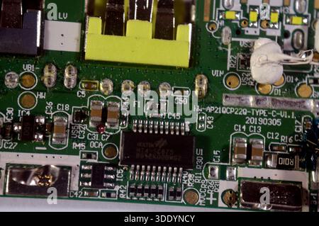 Kairo, Ägypten, Dezember 30 2025: Nahaufnahme des Power Bank Charger Module, einer kompakten elektronischen Leiterplatte, die einen oder mehrere Lithium-Ionen-Schläger dreht Stockfoto