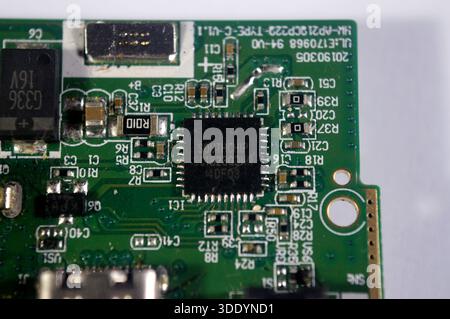 Kairo, Ägypten, Dezember 30 2025: Nahaufnahme des Power Bank Charger Module, einer kompakten elektronischen Leiterplatte, die einen oder mehrere Lithium-Ionen-Schläger dreht Stockfoto