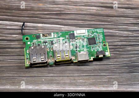 Kairo, Ägypten, Dezember 30 2025: Ein Power Bank-Lademodul, eine kompakte elektronische Leiterplatte, die einzelne oder mehrere Lithium-Ionen-Batterien einschaltet Stockfoto