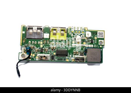 Kairo, Ägypten, Dezember 30 2025: Ein Power Bank-Lademodul, eine kompakte elektronische Leiterplatte, die einzelne oder mehrere Lithium-Ionen-Batterien einschaltet Stockfoto