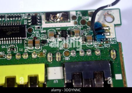 Kairo, Ägypten, Dezember 30 2025: Nahaufnahme des Power Bank Charger Module, einer kompakten elektronischen Leiterplatte, die einen oder mehrere Lithium-Ionen-Schläger dreht Stockfoto