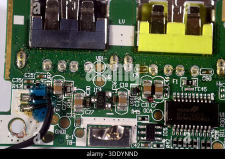 Kairo, Ägypten, Dezember 30 2025: Nahaufnahme des Power Bank Charger Module, einer kompakten elektronischen Leiterplatte, die einen oder mehrere Lithium-Ionen-Schläger dreht Stockfoto