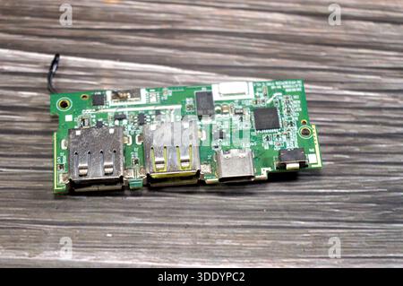 Kairo, Ägypten, Dezember 30 2025: Ein Power Bank-Lademodul, eine kompakte elektronische Leiterplatte, die einzelne oder mehrere Lithium-Ionen-Batterien einschaltet Stockfoto