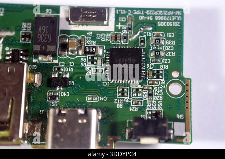 Kairo, Ägypten, Dezember 30 2025: Nahaufnahme des Power Bank Charger Module, einer kompakten elektronischen Leiterplatte, die einen oder mehrere Lithium-Ionen-Schläger dreht Stockfoto